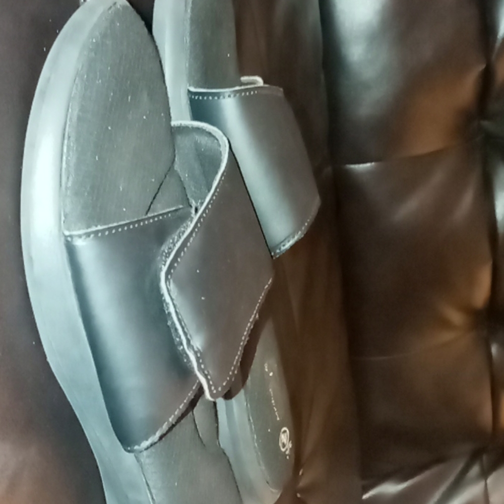 Sandle - Picture 2 of 2